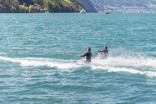 kaiyun.com-“快艇冲浪：东三叉湖赛场极速角逐，掀起水上运动的新浪潮”