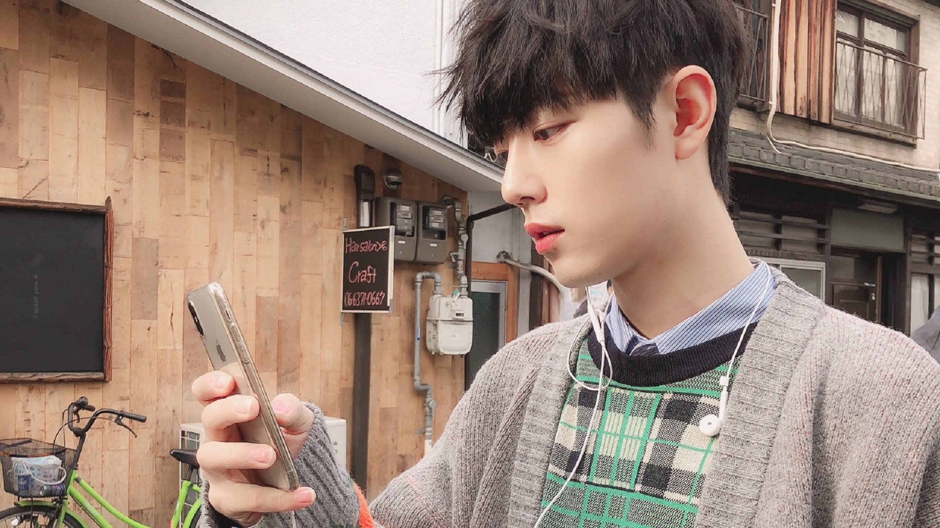 “快艇冲浪：东三叉湖赛场极速角逐，掀起水上运动的新浪潮”