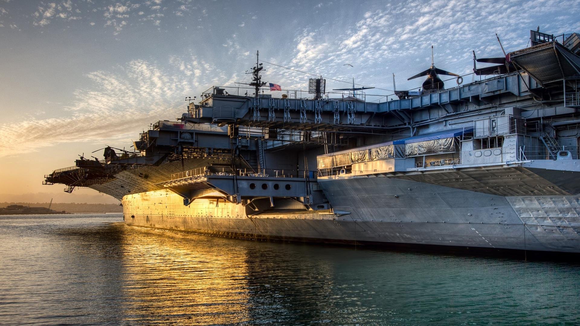 “快艇冲浪：东三叉湖赛场极速角逐，掀起水上运动的新浪潮”